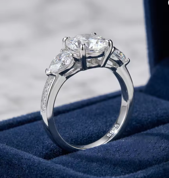 Three-Stone Moissanite Ring in 925 Sterling Silver – Sparkling Engagement & Anniversary Ring