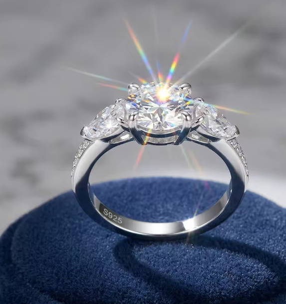 Three-Stone Moissanite Ring in 925 Sterling Silver – Sparkling Engagement & Anniversary Ring