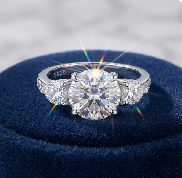 Three-Stone Moissanite Ring in 925 Sterling Silver – Sparkling Engagement & Anniversary Ring