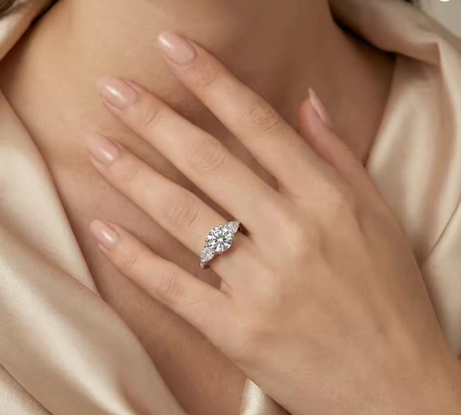 Three-Stone Moissanite Ring in 925 Sterling Silver – Sparkling Engagement & Anniversary Ring
